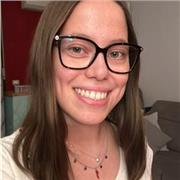 Ragazza neolaureata offre aiuto compiti per i bambini delle elementari e delle scuole medie (anche online)